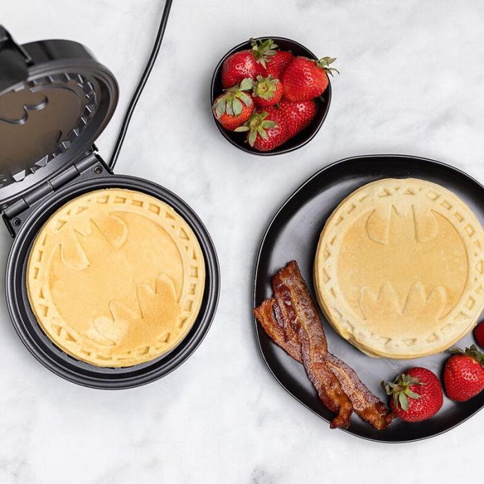 Uncanny Brands Gofrera Batman con Logo del Murciélago - Máquina para Hacer Gofres Temáticos 1