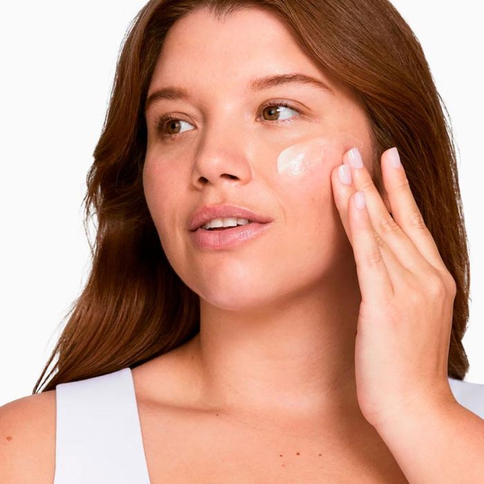 Clinique DRAMATICALLY DIFFERENT moisturizing lotion+ 125 ml, Loción Hidratante Facial, Para Todo Tipo de Pieles, Hipoalergénico, Sin Fragancia