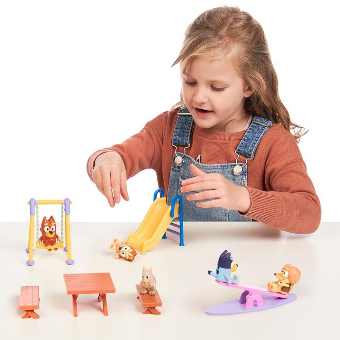 MOOSE 17136 Playset Bluey con 5 Figuras, Accesorios de Parque: Columpio, Tobogán, Balancín y Mesa Picnic - Edad +3 años 4