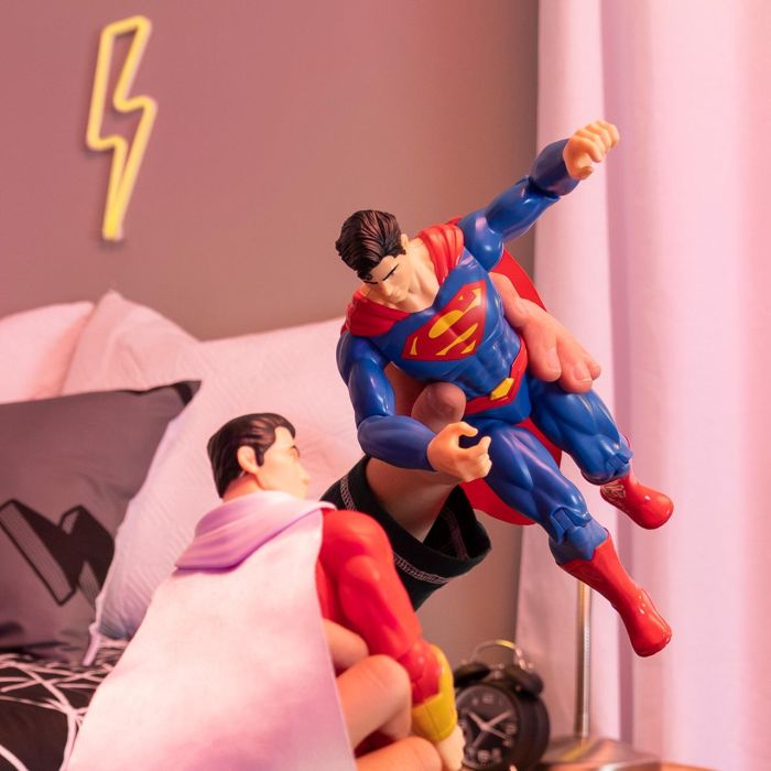 Spin Master 6056778 Figura de Acción Superman DC Comics 30 cm con 11 Puntos de Articulación, Edad +3 años 4