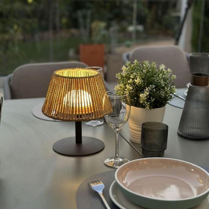 Lumisky LUM3666162005924 Lámpara de mesa inalámbrica Standy Mini Raffy, Rafia natural, LED blanco cálido y blanco, Altura 22 cm 1 Lumisky LUM3666162005924 Lámpara de mesa inalámbrica Standy Mini Raffy, Rafia natural, LED blanco cálido y blanco, Altura 22 cm 1