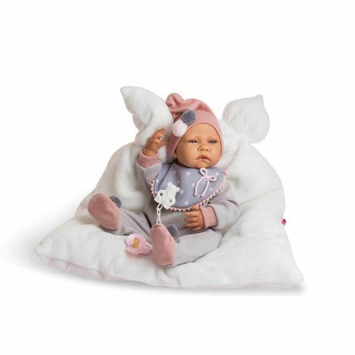 Berjuan Muñeco New Born Niña 45 cm con Pijama de Lana Gris, Babero y Almohada Blanca para +3 Años Berjuan Muñeco New Born Niña 45 cm con Pijama de Lana Gris, Babero y Almohada Blanca para +3 Años