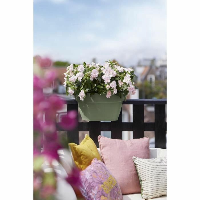 ELHO - Maceta - Vibia Campana Flower Bridge 40 - Verde Pistacho - Balcón exterior - L 26 x An 39 x Al 22 cm 1 ELHO - Maceta - Vibia Campana Flower Bridge 40 - Verde Pistacho - Balcón exterior - L 26 x An 39 x Al 22 cm 1