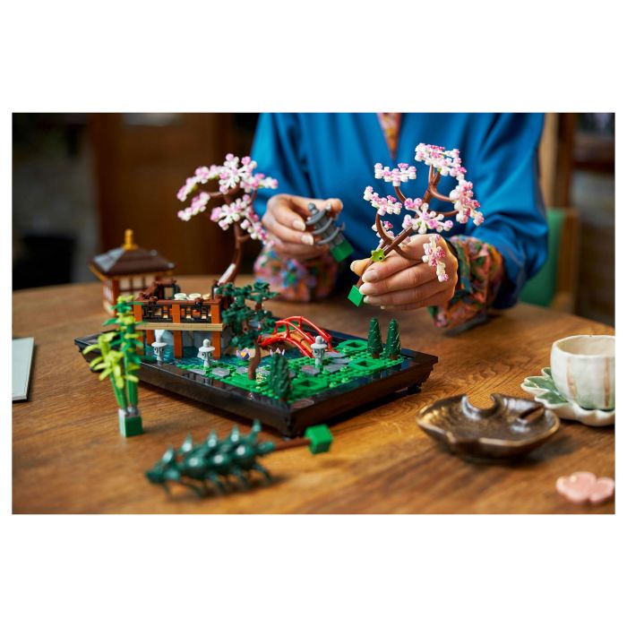 LEGO ICONS 10315 Jardín Meditativo, Juego de Construcción, 1363 Piezas, 18+ Años