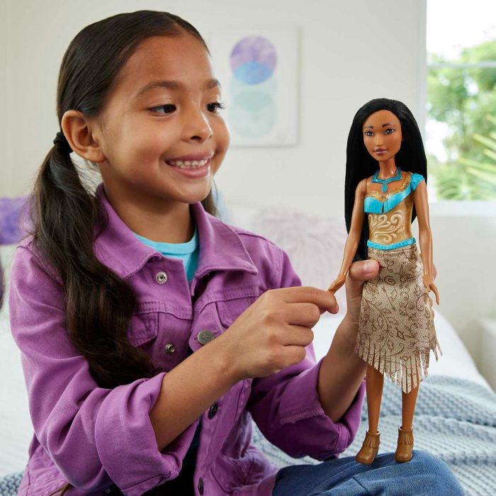 Mattel Hlw07 Muñeca Articulada Princesa Pocahontas Disney Princess, con conjunto de ropa brillante, collar y zapatos +3 años 4 Mattel Hlw07 Muñeca Articulada Princesa Pocahontas Disney Princess, con conjunto de ropa brillante, collar y zapatos +3 años 4