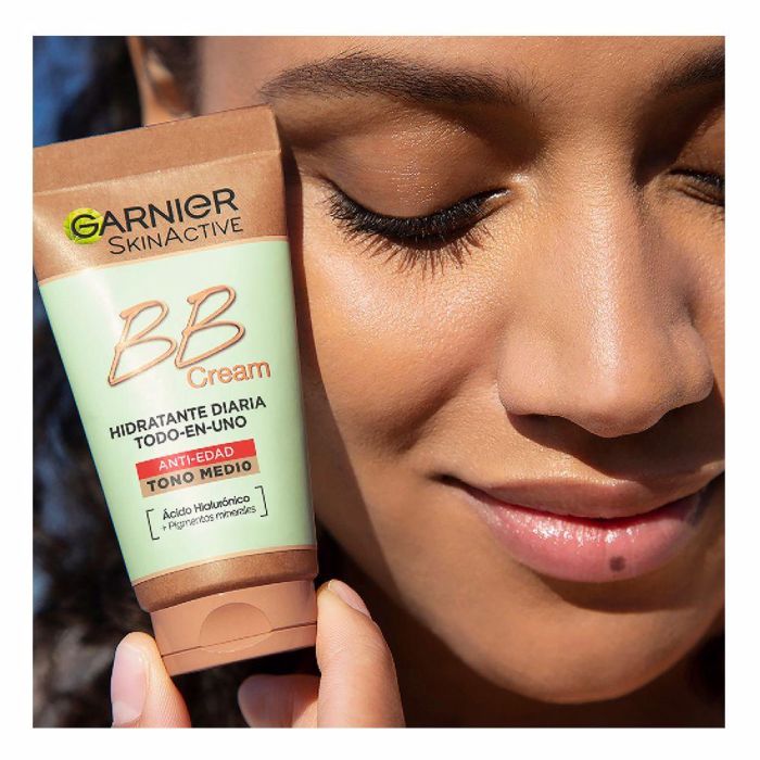 Garnier BB Cream SKIN NATURALS anti-edad #medium, Hidratante con Color SPF15 para un Tono Uniforme y Luminoso