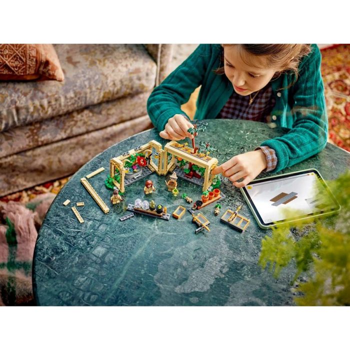 Lego Harry Potter 76445 Castillo de Hogwarts: Clase de Herbología Juguete para niños de 8 años 8