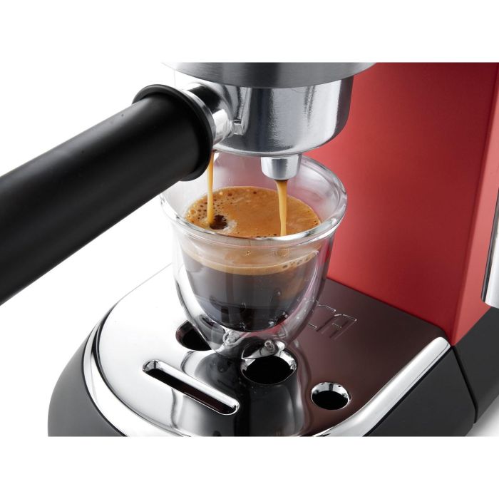 DeLonghi EC685.R Cafetera Espresso Dedica Style 1.1L 1300W con Espumador de Leche y Calentador de Tazas Roja 4