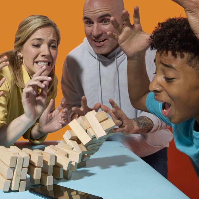 Hasbro Games G1499 Juego Jenga Clásico de Torre de Bloques. Habilidad y Estrategia para +6 años, con App Gratuita Español/Portugués 8