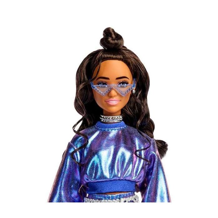 Mattel Barbie Muñeca Deluxe Metallic con Jersey Azul 4 Mattel Barbie Muñeca Deluxe Metallic con Jersey Azul 4