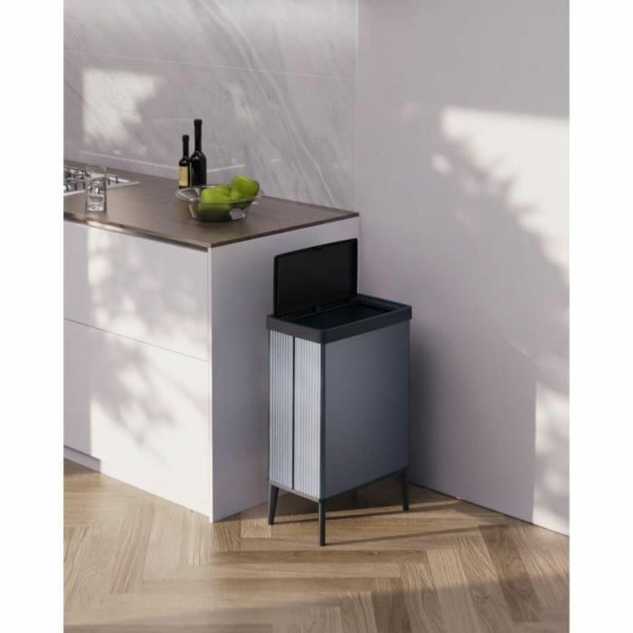 Curver CUR3253924865195 Papelera de Pie Verto con Apertura Táctil 54 L Azul Perla 5 Curver CUR3253924865195 Papelera de Pie Verto con Apertura Táctil 54 L Azul Perla 5