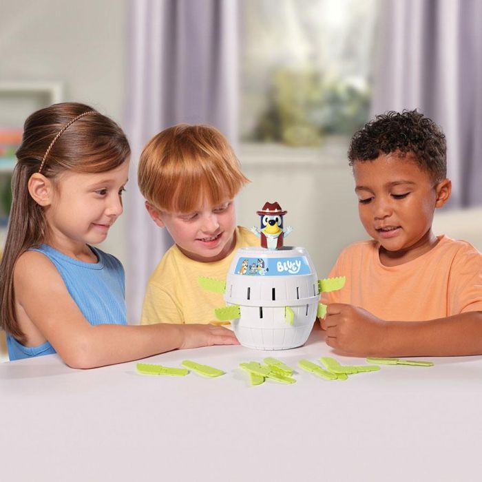 Bizak Salta Bluey Juego de Habilidad y Acción con Figura de Bluey y Espadas, Ref. 30693659, A partir de 4 Años 1