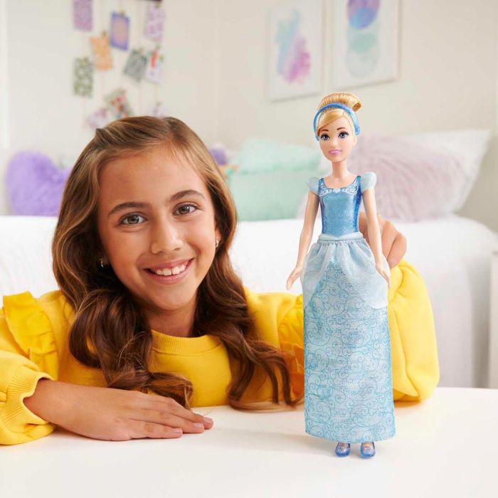 Mattel Hlw06 Muñeca Princesa Disney Cenicienta, de moda y articulada, con ropa brillante, zapatos y tiara del clásico Disney 4 Mattel Hlw06 Muñeca Princesa Disney Cenicienta, de moda y articulada, con ropa brillante, zapatos y tiara del clásico Disney 4