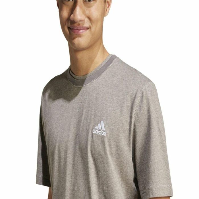 Camiseta de Manga Corta Hombre Adidas Seasonal Essentials Marrón Gris claro