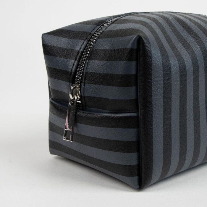 Cerdá Neceser de Aseo y Viaje Polipiel Wednesday Negro | Bolsa de Tocador Infantil para Niños con Diseño de Wednesday 11x6.4x20cm 2 Cerdá Neceser de Aseo y Viaje Polipiel Wednesday Negro | Bolsa de Tocador Infantil para Niños con Diseño de Wednesday 11x6.4x20cm 2
