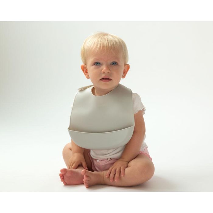 KioKids Babero Silicona Blandito Impermeable Ajustable con Bolsillo Recogemigas Enrollable Gris para Bebé +4 meses 1