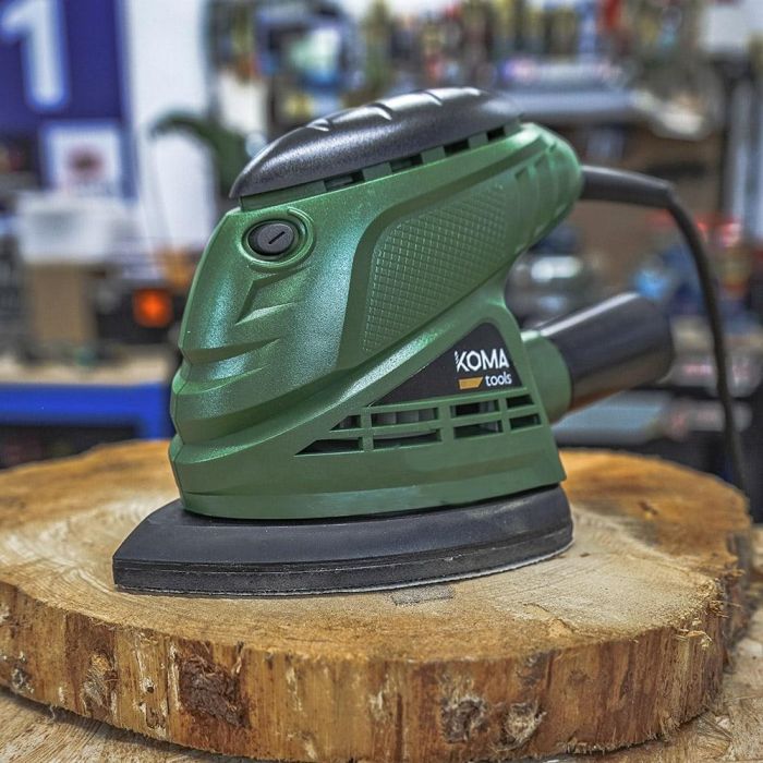 Koma Tools LM-105 Lijadora tipo mouse 105W 12000rpm 230-240V, 141x145 mm, salida aspiración, lija P80, velcro, ergonómica. 3