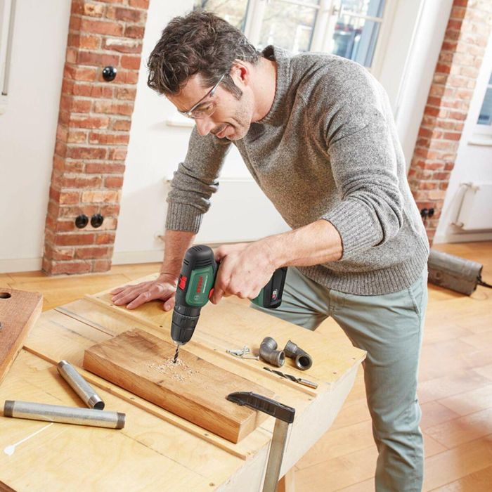 Bosch UniversalImpact 18 Taladro percutor con 2 baterías 1,5Ah, 20 posiciones de par, 2 velocidades, diseño ergonómico 1