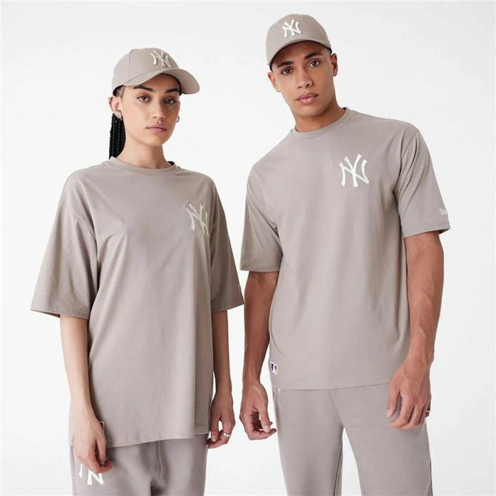 Camiseta de Manga Corta Hombre New Era ESSNTLS LC OS TEE NEYYAN 60435555 Marrón claro (XL) 1 Camiseta de Manga Corta Hombre New Era ESSNTLS LC OS TEE NEYYAN 60435555 Marrón claro (XL) 1
