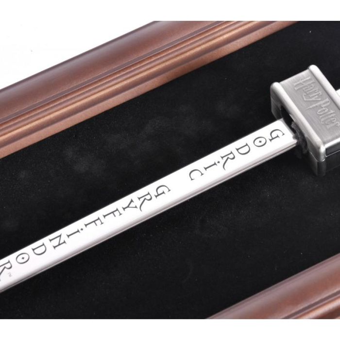 The Noble Collection Réplica Harry Potter - Espada de Godric Gryffindor con mango detallado y cabujones de cristal, 34 cm 1
