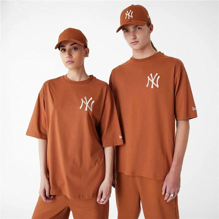 Camiseta de Manga Corta Hombre New Era LEAGUE ESSNTLS LC OS TEE NEYYAN 60435552 Marrón (M) 1 Camiseta de Manga Corta Hombre New Era LEAGUE ESSNTLS LC OS TEE NEYYAN 60435552 Marrón (M) 1