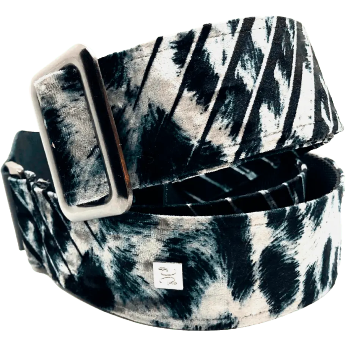 GETM The Casandra Correa para Guitarra y Bajo, Nailon/Piel/Terciopelo Negro y Blanco Ajustable hasta 165cm 1