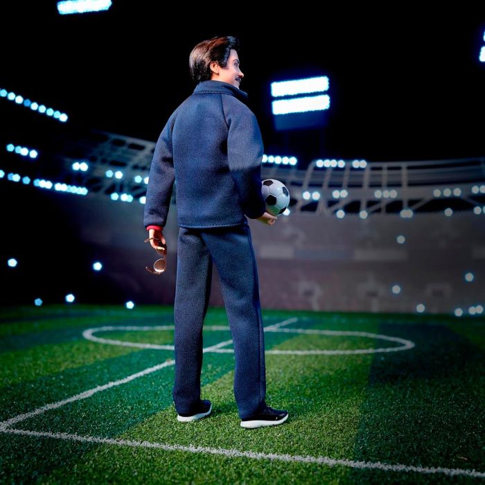 Barbie Ted Lasso Hjw91 Muñeco de Película con Chándal y Accesorios 4