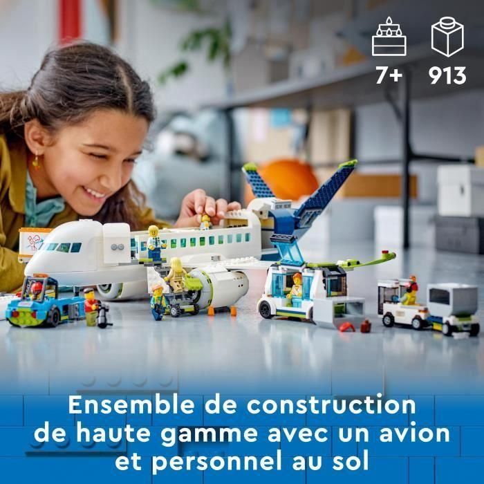 LEGO 60367 City Avión de Juguete con Autobús del Aeropuerto, Remolcador, Camión de Equipaje y 9 Minifiguras 2
