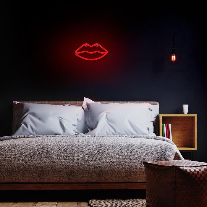 Forever Lampara de Pared Neon LED Labios Rojas, Luz Decorativa LED Rosa Roja, Alimentación USB o 3xAA, 28 cm, Incluye Soporte