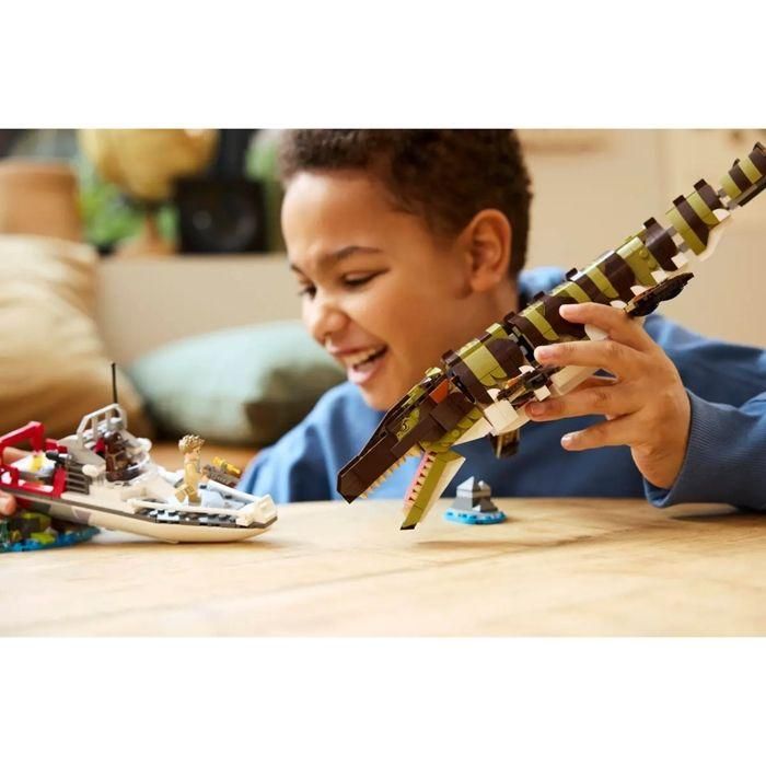 LEGO 76974 Juguete de Construcción Barco de la Misión Mosasaurio - 858 piezas 4