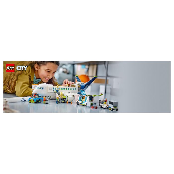 LEGO City Avi3n de Pasajeros 60367, Juego Construcci3n 913 Piezas, 7+ A1os 1