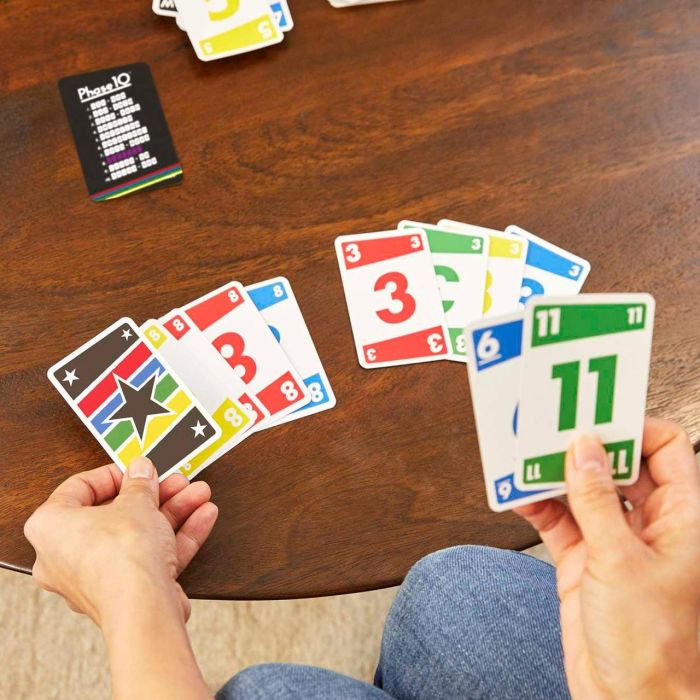 Mattel Games FFY05 Phase 10 Juego de Cartas Coleccionables, Tipo Rummy con 10 Fases para Mayores de 7 Años 4