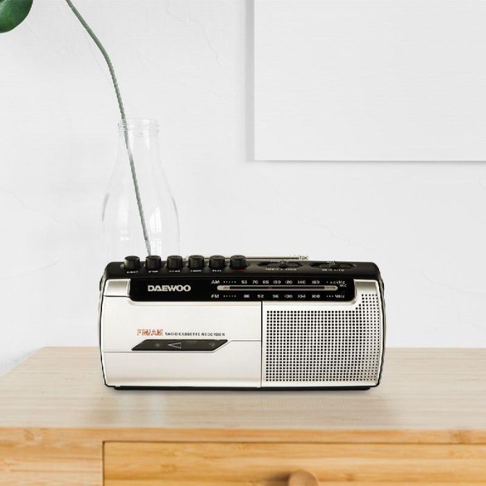 Daewoo Radio Cassette AM/FM con Micrófono, Salida Auriculares y Fuente de Alimentación AC/DC y Pilas