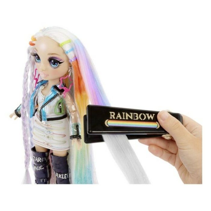 Rainbow High Estudio de Peluquería 5 en 1 Amaya Raine con Muñeca Maniquí Articulada, Colorantes y Accesorios para Peinar 6