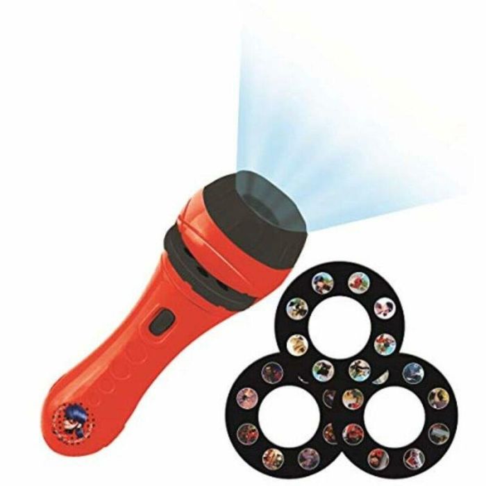 Lexibook Miraculous Proyector de Cuentos 2 en 1 Linterna LED con 3 Discos, 24 Imágenes de Cat Noir y Ladybug, Se Ilumina en la Oscuridad 3 Lexibook Miraculous Proyector de Cuentos 2 en 1 Linterna LED con 3 Discos, 24 Imágenes de Cat Noir y Ladybug, Se Ilumina en la Oscuridad 3