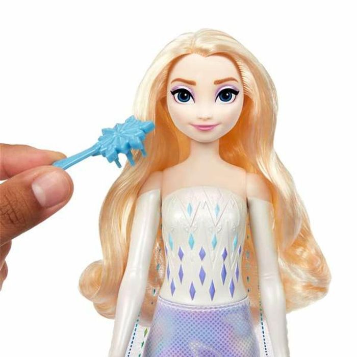 Muñeca frozen elsa spin and reveal. incluye 11 sorpresas 5 accesorios y 5 pegatinas con una escena de juego inspirada en la pelicula. 1