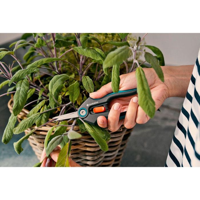 Gardena 12213-20 Tijera Gripcut con Corte Bypass y Sujeción Integrada para Hierbas y Chiles 4
