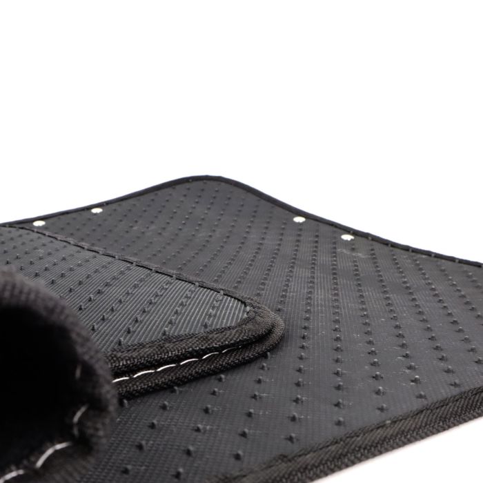 Momo MOMLCM012BW Set 4 Alfombrillas Universales para Coche Negro Blanco, Poliéster PVC Antideslizantes, Talonera Reforzada 2 Momo MOMLCM012BW Set 4 Alfombrillas Universales para Coche Negro Blanco, Poliéster PVC Antideslizantes, Talonera Reforzada 2