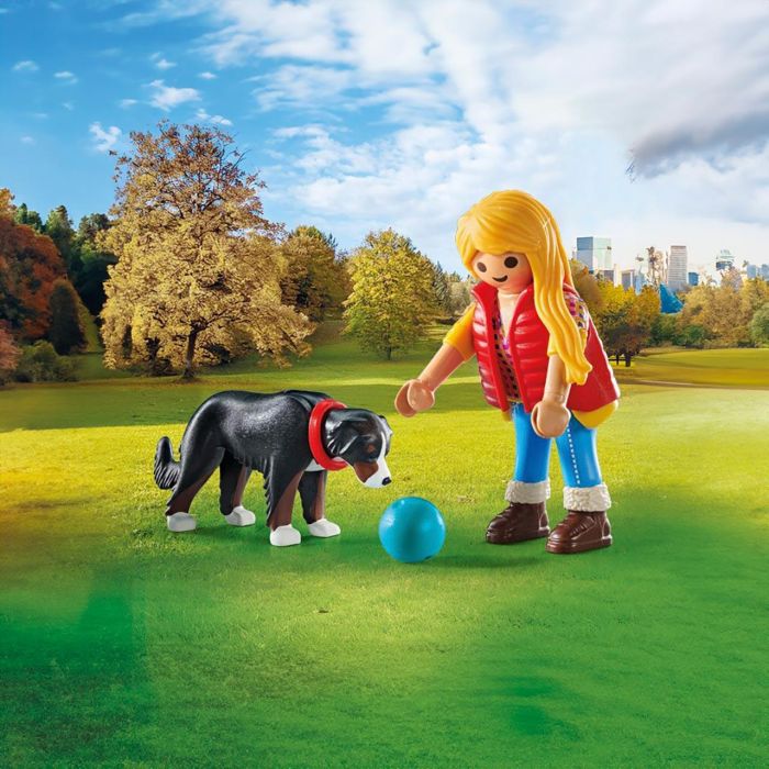 Playmobil Mujer con Perro de Montaña 71738 con Perro de Montaña, Reproductor MP3 Extraíble y Accesorios para Niños +4 Años 3