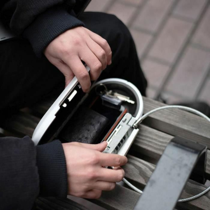 Master Lock Mini caja fuerte portátil de viaje con cable de seguridad integrado, combinación programable de 4 dígitos, puerto para cable, ABS resistente, Blanco 2