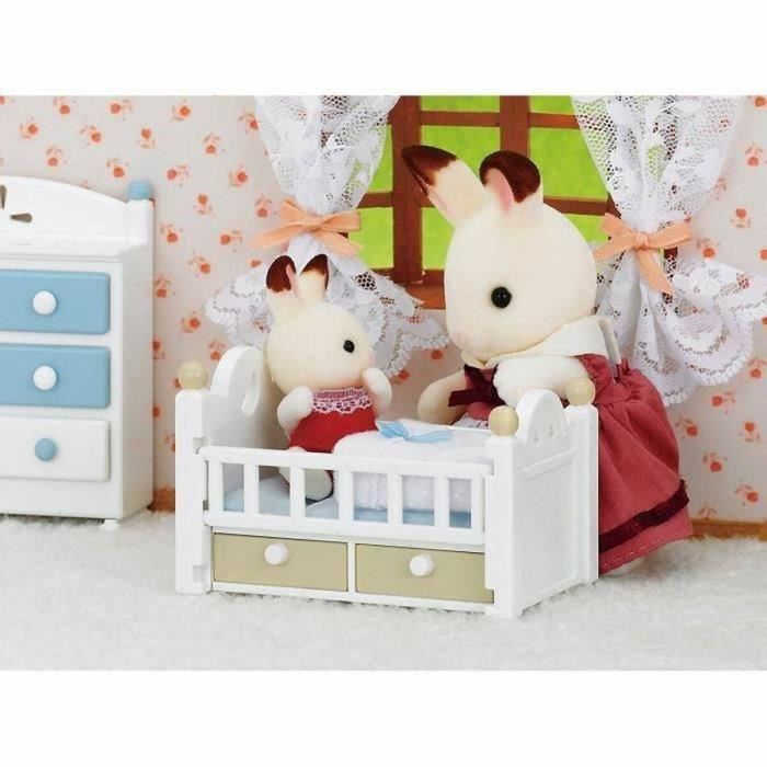 Sylvanian Families 5017 Cama de chocolate para conejo bebé con barrera, manta, almohada y peluche - Juego para niñas +4 años 1 Sylvanian Families 5017 Cama de chocolate para conejo bebé con barrera, manta, almohada y peluche - Juego para niñas +4 años 1