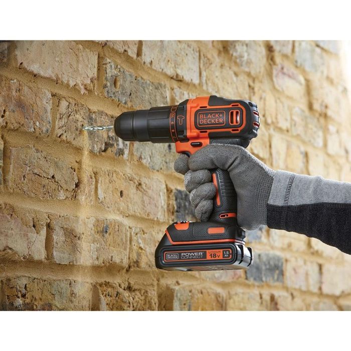 Black+Decker Brico Kit con Taladro Percutor 18V BCKSB05-QW, Incluye Batería, Cargador, 4 Herramientas Manuales y 40 Accesorios 4 Black+Decker Brico Kit con Taladro Percutor 18V BCKSB05-QW, Incluye Batería, Cargador, 4 Herramientas Manuales y 40 Accesorios 4