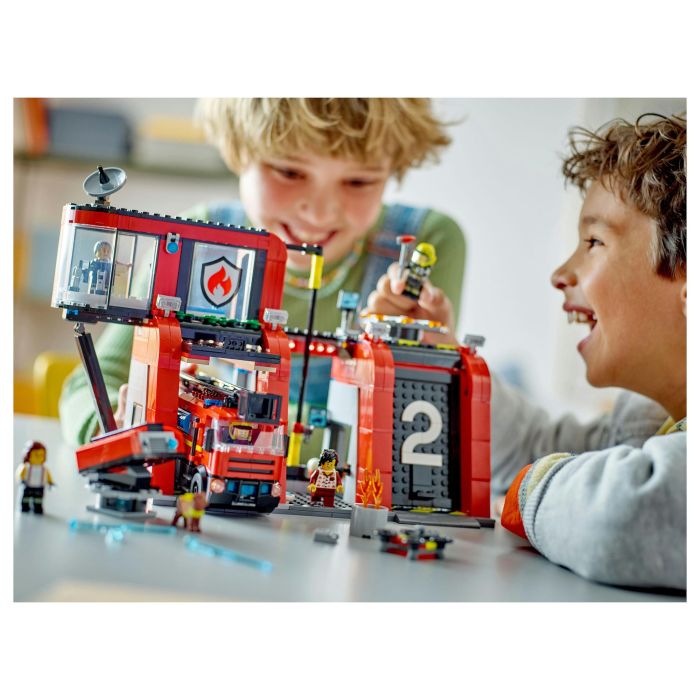 LEGO 60414 Estación de Bomberos y Camión de Bomberos, Figura de Perro de Juguete y 5 Minifiguras, Regalo Infantil 28