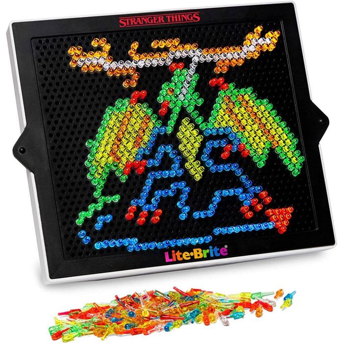 Lite Brite Stranger Things Special Edition - Paquete de Repuesto con 8 Plantillas Reutilizables y 100 Clavijas para Arte con Luz, +14 años 1 Lite Brite Stranger Things Special Edition - Paquete de Repuesto con 8 Plantillas Reutilizables y 100 Clavijas para Arte con Luz, +14 años 1