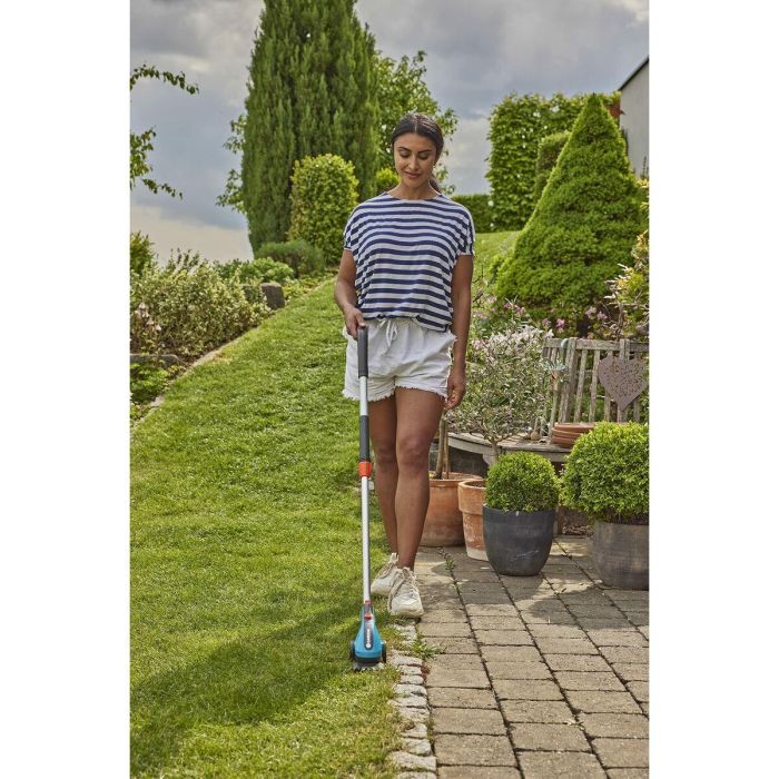 Gardena 9886-20 Kit Cisail A ClassicCut Li con Mango Telescópico, Ruedas, 3.6V/2.5 AH y Protección de Cuchillas USB-C 13