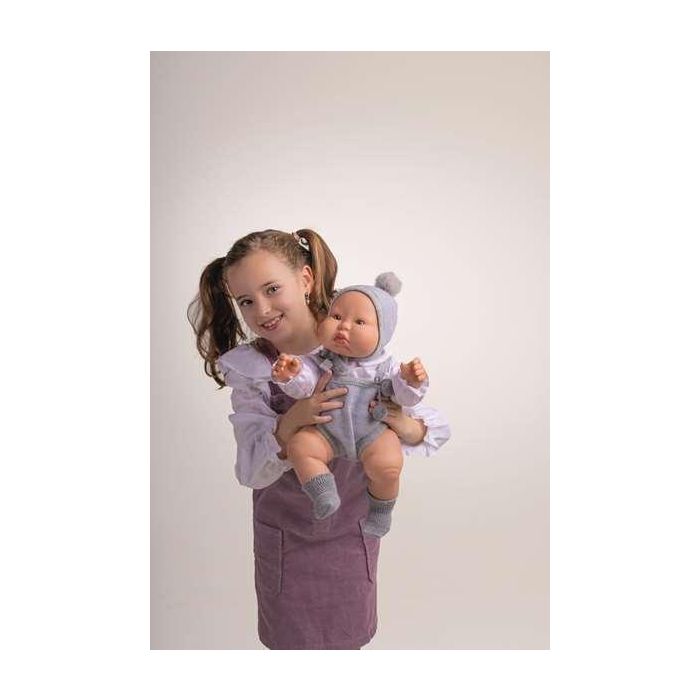 Berjuan Muñeca Chubby Baby de 50 cm, Cuerpo de Vinilo Articulado, con Pichi de Lana Gris - Juguete Infantil para +3 Años 2 Berjuan Muñeca Chubby Baby de 50 cm, Cuerpo de Vinilo Articulado, con Pichi de Lana Gris - Juguete Infantil para +3 Años 2
