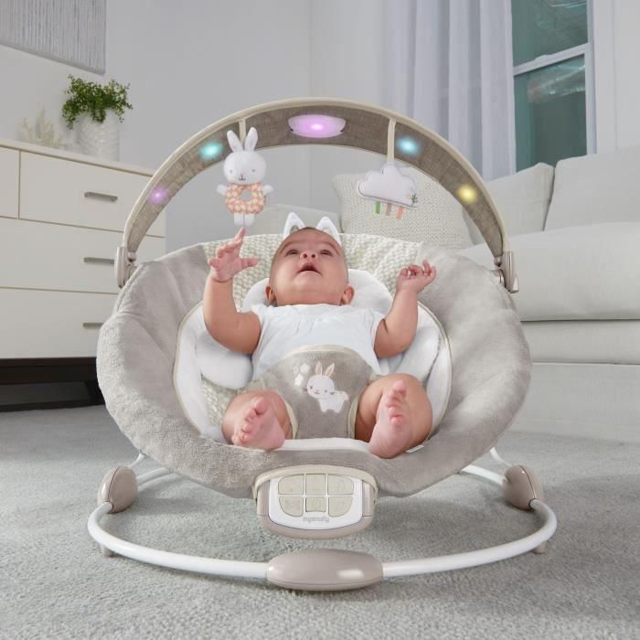 Ingenuity Tumbona para Bebé Twinkle Tails Light Up, Transat con Arco de Conejos Iluminado, Sonido, Luz y Suave Asiento Profundo de Felpa para Calmar 1