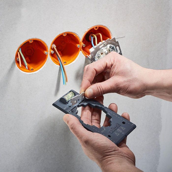 Wolfcraft 5975000 Plantilla para marcar y alinear, para medidas de 71 y 91 mm, obra en seco, instalación de cajas de enchufe e interruptores 7