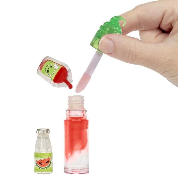 Yummiland - 1 muñeca de 10 cm y un brillo de labios con purpurina para crear - Maya - Sabor Pasteque - A partir de 4 años 1 Yummiland - 1 muñeca de 10 cm y un brillo de labios con purpurina para crear - Maya - Sabor Pasteque - A partir de 4 años 1