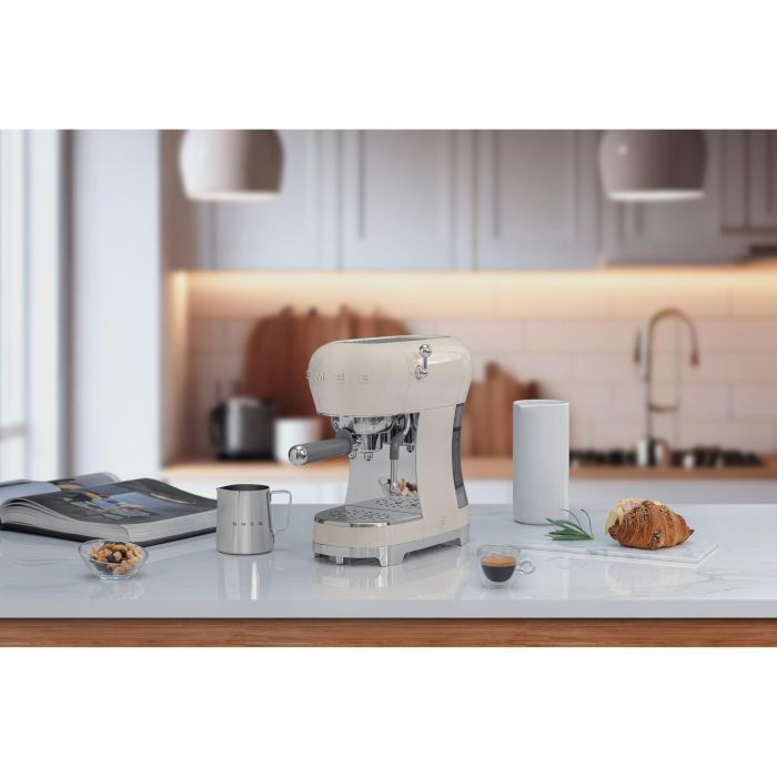 Smeg ECF02CREU Cafetera 50's Style Color Crema 7